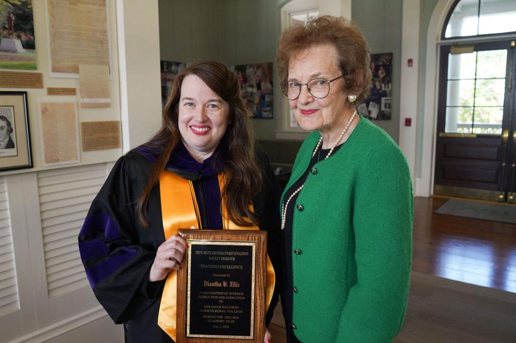 Ellis receives teaching excellence award at ABAC